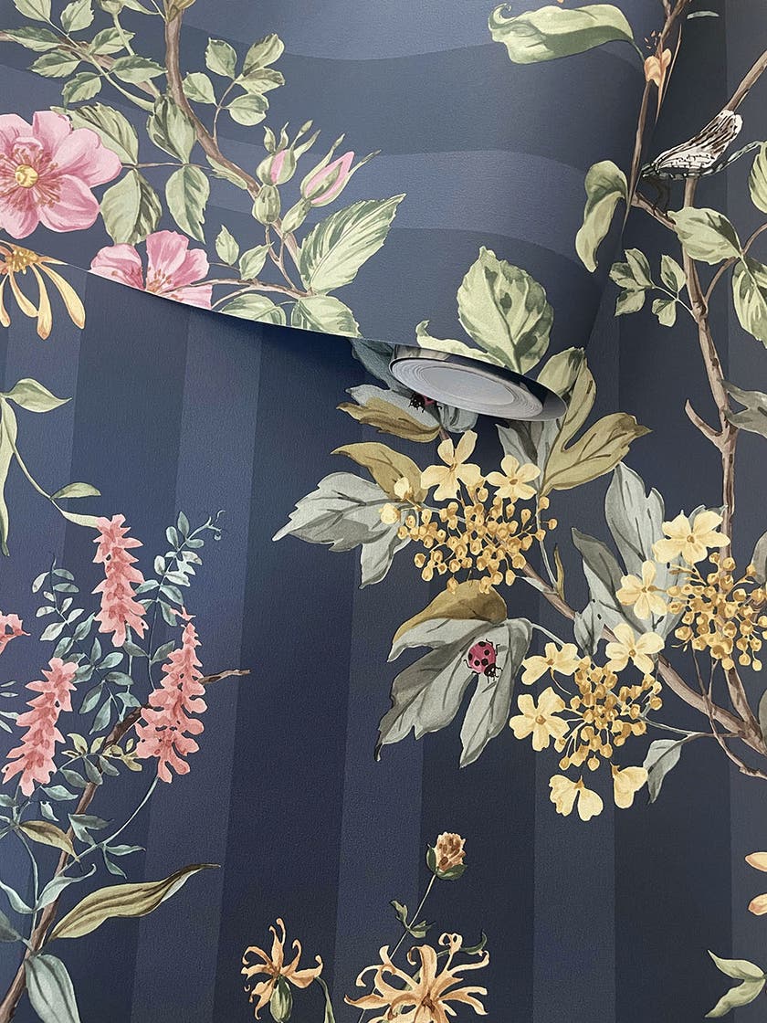 Intrade - Camberley Navy Multi Tales of the Manor Tapet