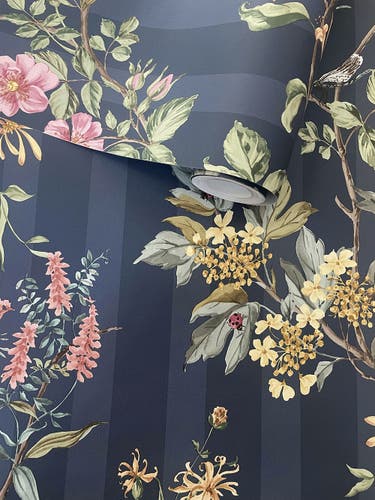 Intrade - Camberley Navy Multi Tales of the Manor Tapet