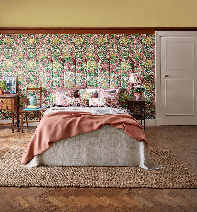 Morris & Co - Campanula Sunburst Bedford Park Wallpapers
