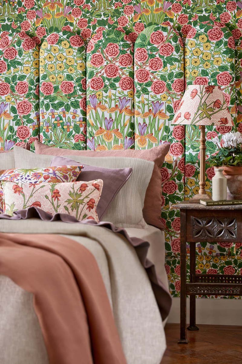 Morris & Co - Campanula Sunburst Bedford Park Wallpapers