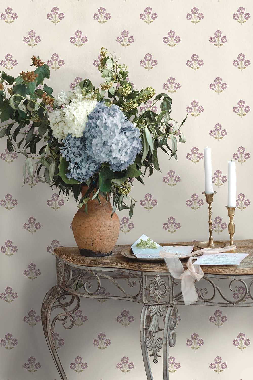 Intrade - Isadora Neutral Mulberry Tales of the Manor Tapet