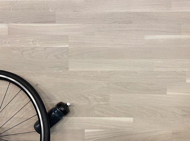 Ek 3-stav VITKALKAD Rustik Karaktär