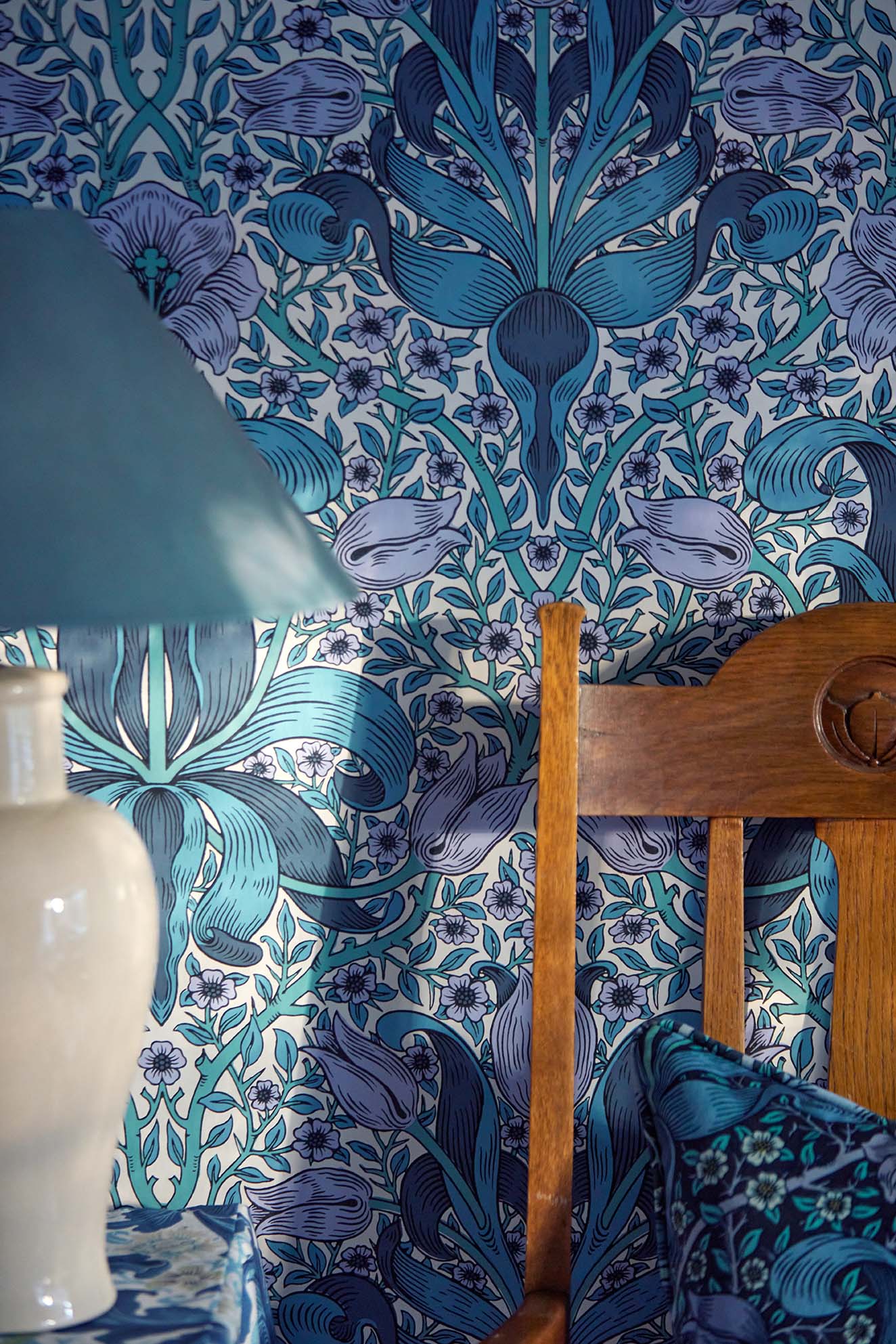 Morris & Co - Spring Thicket Indigo/Lil Bedford Park Wallpapers
