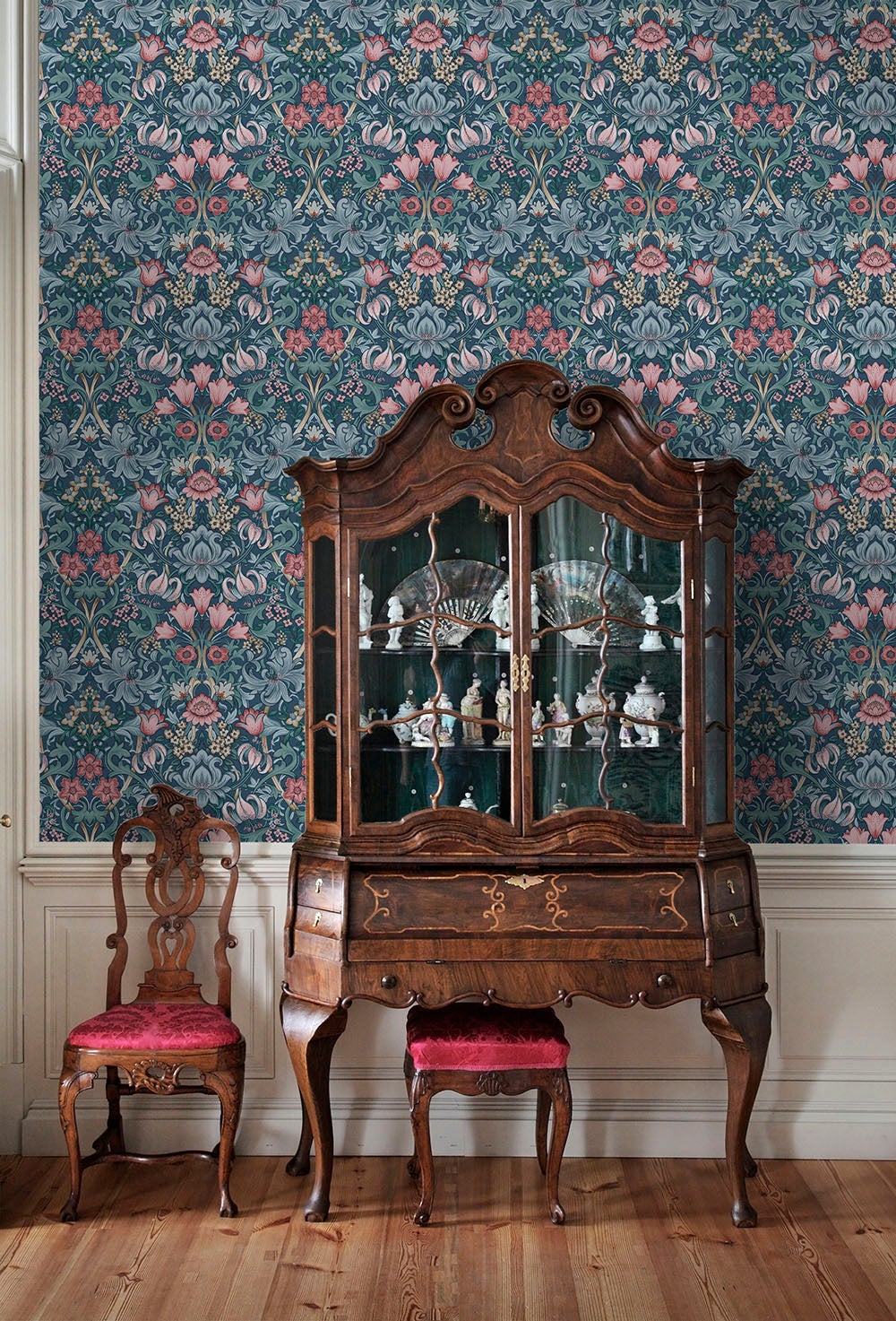 Intrade - Fleurmont Navy Blush Tales of the Manor Tapet