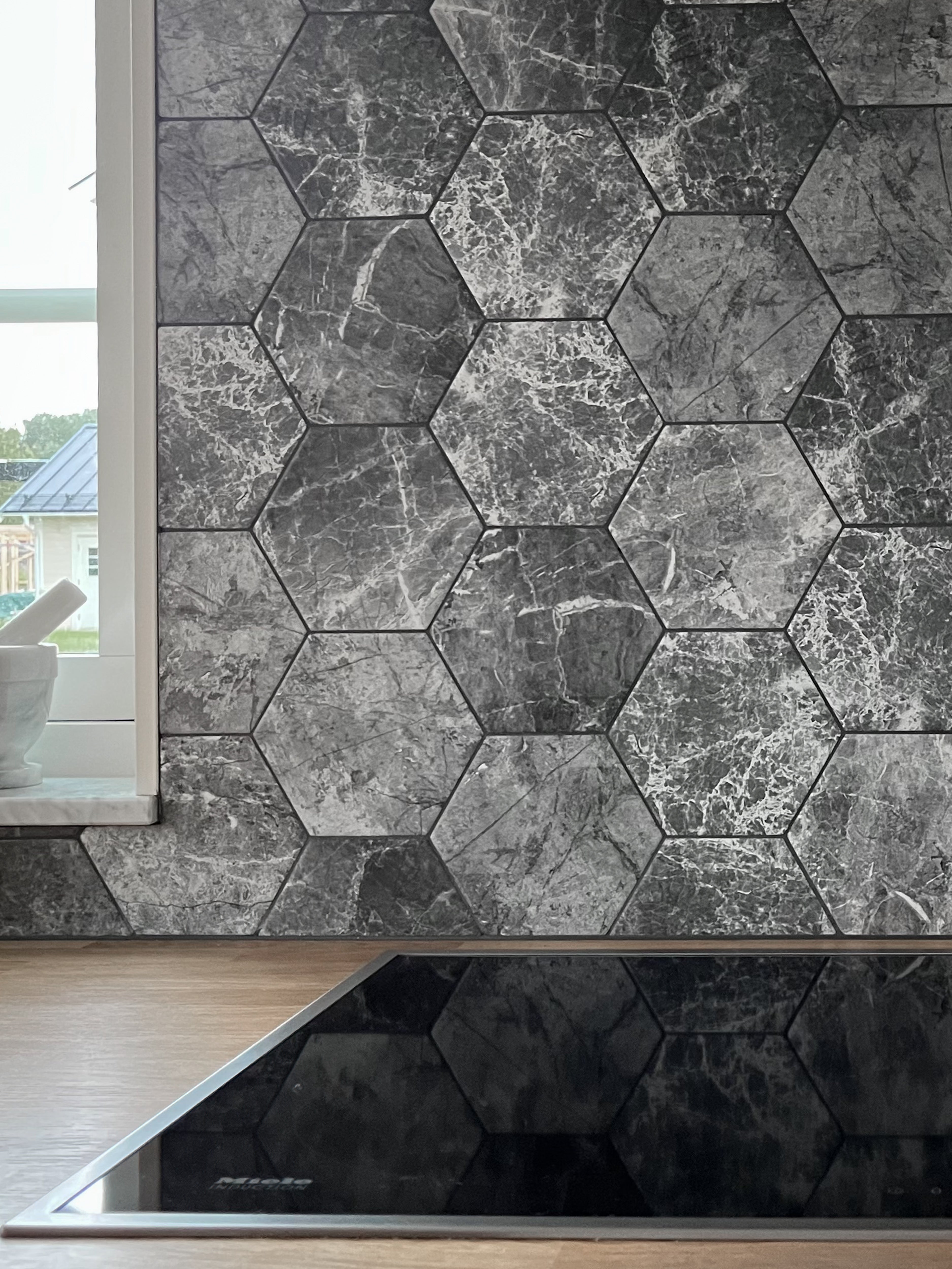 Marriott Marquina hex 14x16,3