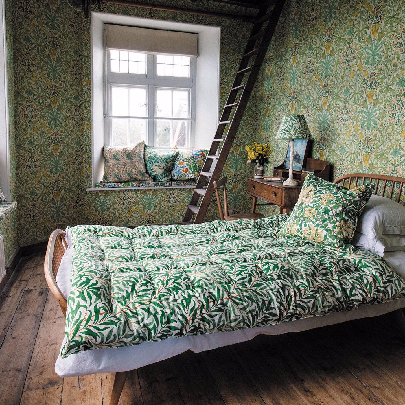 Morris & Co - Woodland Weeds Sap Green Cornubia Wallpapers