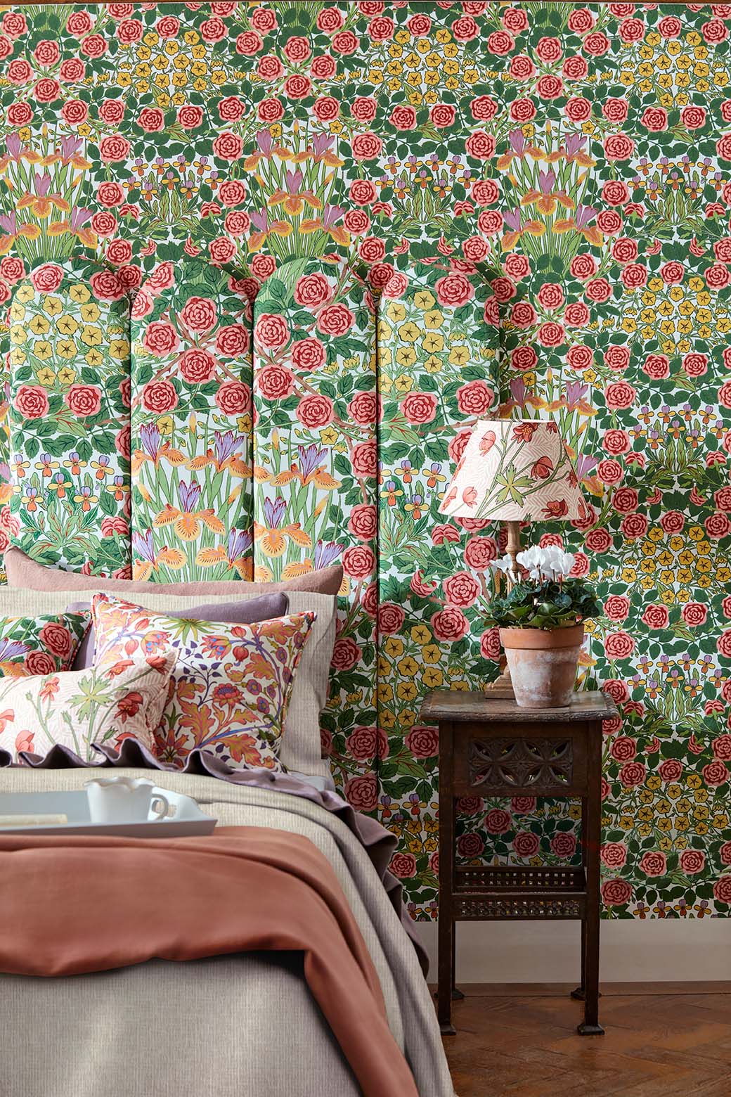 Morris & Co - Campanula Sunburst Bedford Park Wallpapers
