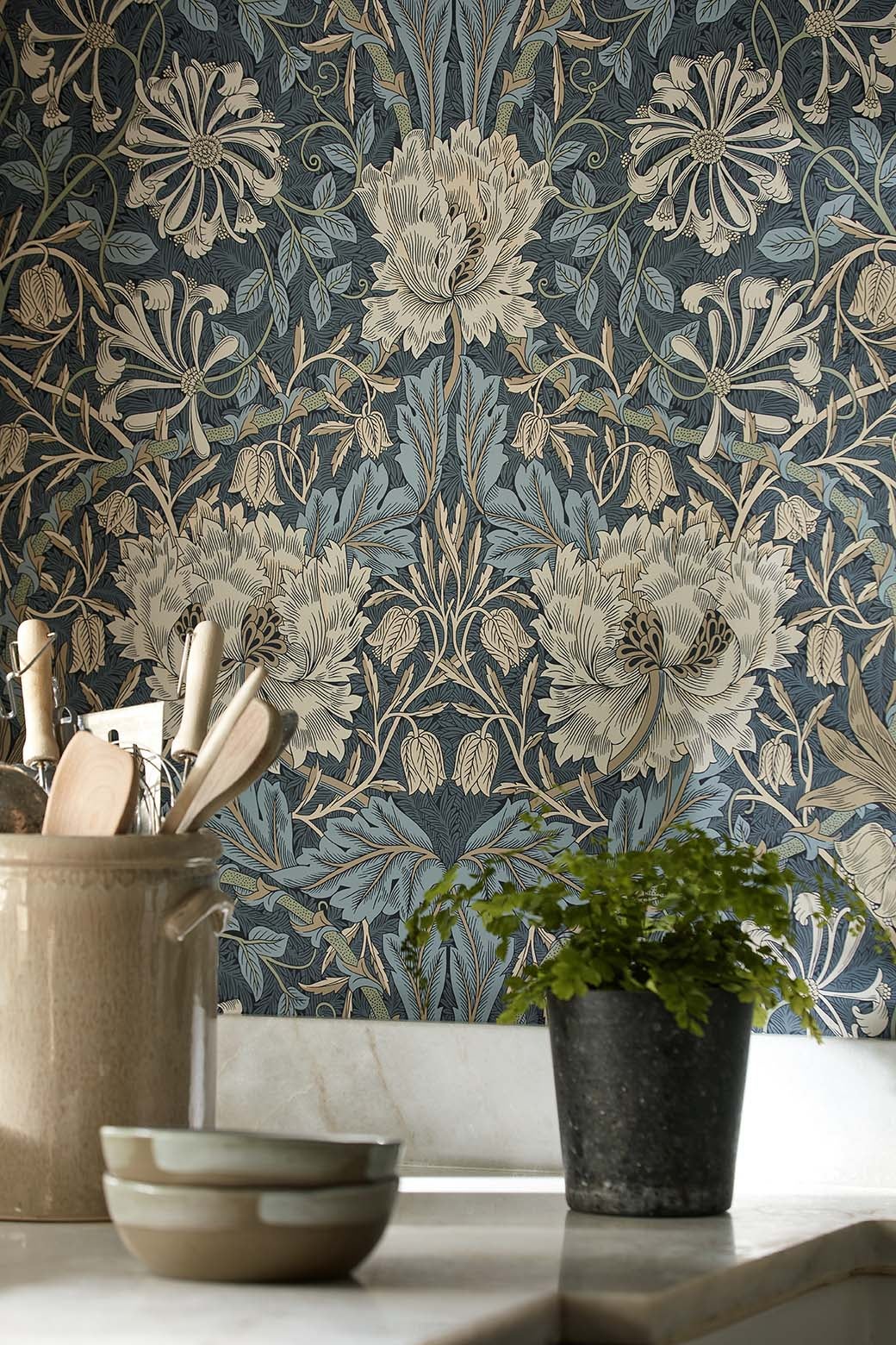 Morris & Co - Honeysuckle & Tulip Woad/ Morris and Friends Wallpa