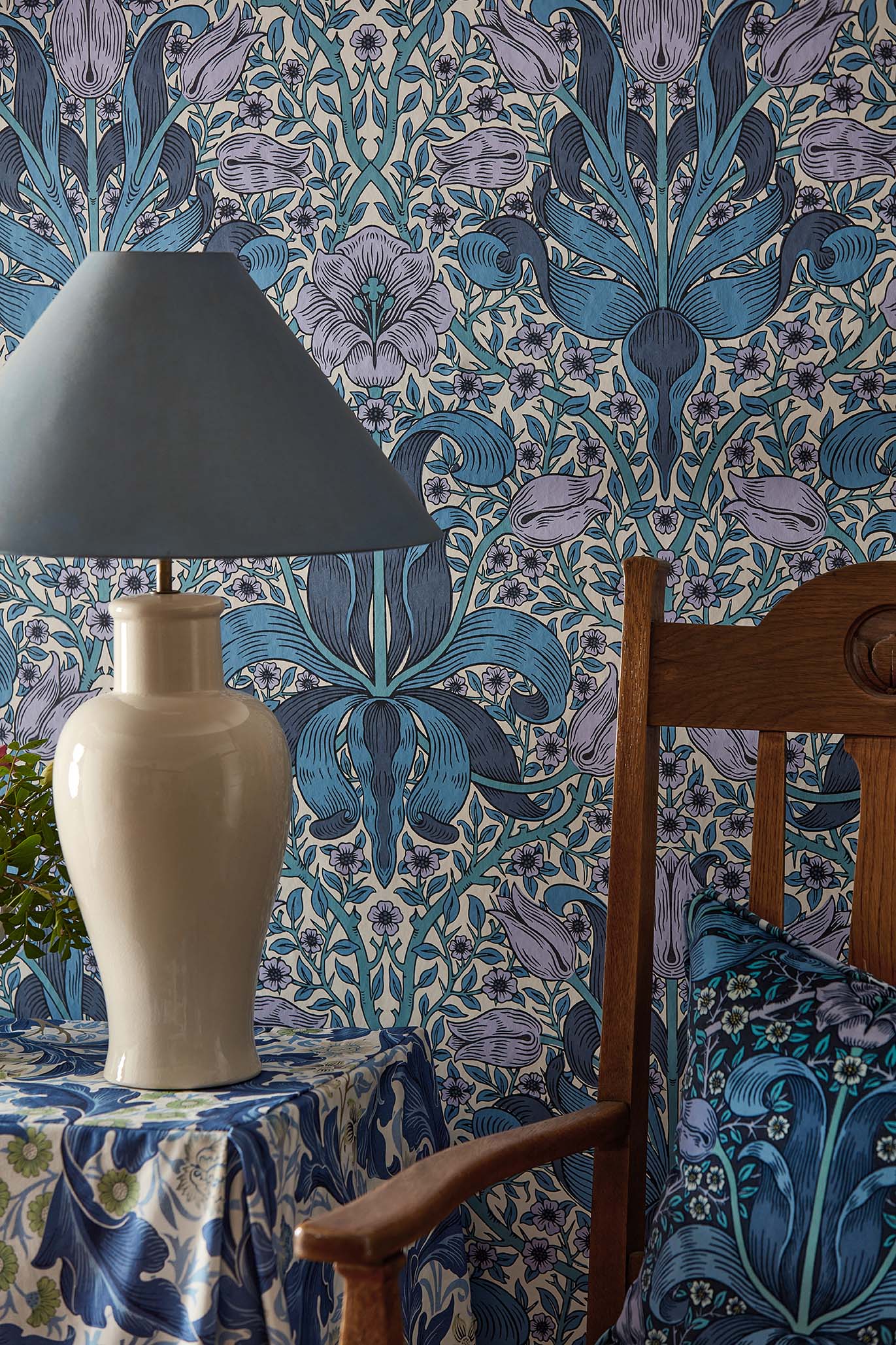 Morris & Co - Spring Thicket Indigo/Lil Bedford Park Wallpapers