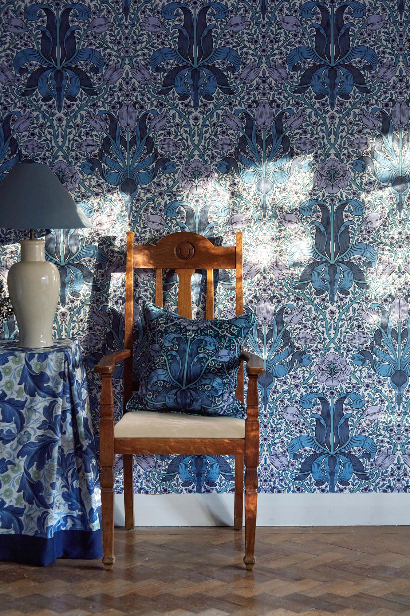 Morris & Co - Spring Thicket Indigo/Lil Bedford Park Wallpapers